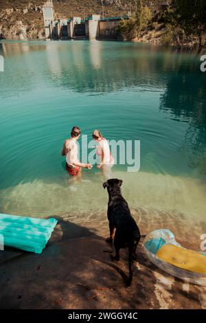 Gli amici si rinfrescano in un bel lago durante una calda giornata estiva Foto Stock