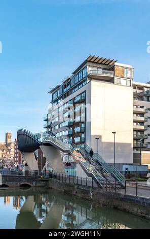 Ponte pedonale a sbalzo sopra il passaggio a livello, Brayford Wharf East, Lincoln City, Lincolnshire, Inghilterra, REGNO UNITO Foto Stock