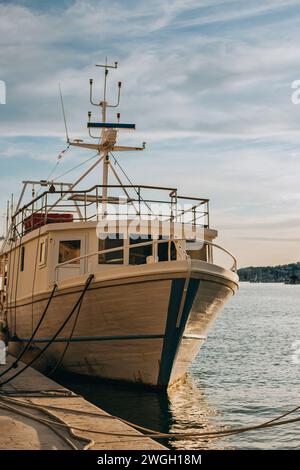 Splendida barca nel mare vicino al centro storico di Traù, in Croazia, in una giornata di sole. Destinazione di viaggio in Croazia. Foto Stock