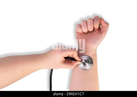 Testa di uno stetoscopio medico sul polso, primo piano, isolato su uno sfondo bianco. Concetto di diagnosi medica. Misurazione del polso, ricovero ospedaliero Foto Stock