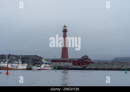 Faro, barche e attracchi vicino all'acqua Foto Stock