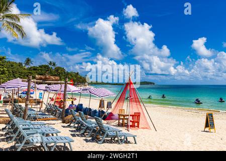 Lettini, facciata dell'hotel, spiaggia di Chaweng, Ko Samui, Thailandia Foto Stock