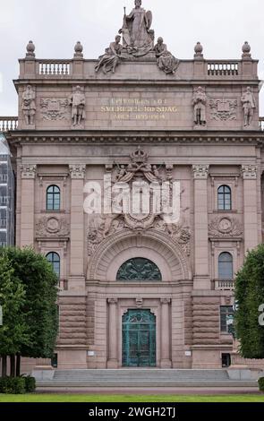 Stoccolma, Svezia - 26 luglio 2023: Vista da Riksplan sull'ala est del Riksdag su Helgeandsholmen. Stoccolma, Svezia Foto Stock