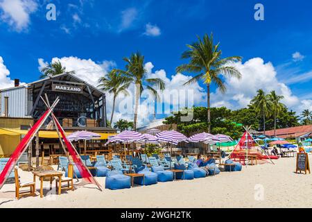 Lettini, facciata dell'hotel, spiaggia di Chaweng, Ko Samui, Thailandia Foto Stock