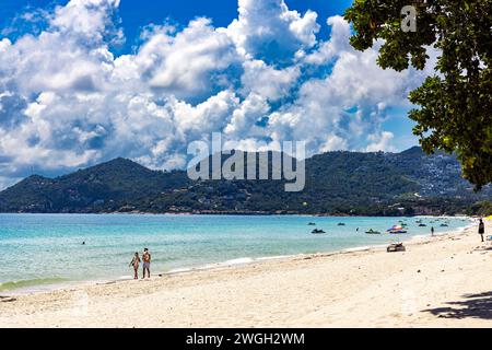 Passeggiate in famiglia sulla spiaggia di Chaweng, Ko Samui, Thailandia Foto Stock