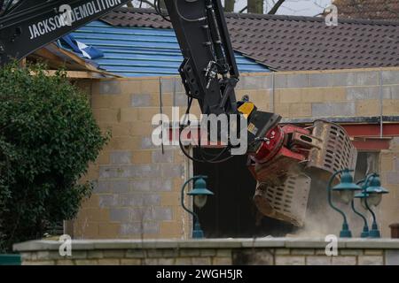 I lavori continuano a demolire un blocco di piscine termali non autorizzato nella casa di Hannah Ingram-Moore, la figlia del defunto capitano Sir Tom Moore, a Marston Moretaine, Bedfordshire. Data foto: Lunedì 5 febbraio 2024. Foto Stock