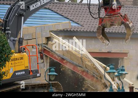 I lavori continuano a demolire un blocco di piscine termali non autorizzato nella casa di Hannah Ingram-Moore, la figlia del defunto capitano Sir Tom Moore, a Marston Moretaine, Bedfordshire. Data foto: Lunedì 5 febbraio 2024. Foto Stock