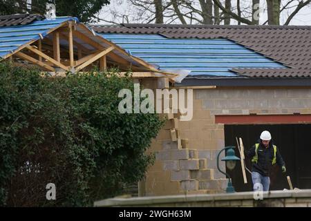 I lavori continuano a demolire un blocco di piscine termali non autorizzato nella casa di Hannah Ingram-Moore, la figlia del defunto capitano Sir Tom Moore, a Marston Moretaine, Bedfordshire. Data foto: Lunedì 5 febbraio 2024. Foto Stock