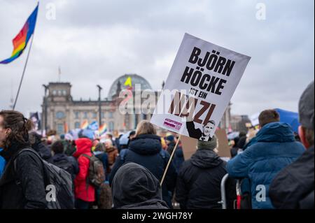 03.02.2024, Berlino, Germania, Europa - dimostrazione del firewall protesta di massa contro l'estremismo di destra e contro Bjoern Hoecke del partito AfD. Foto Stock