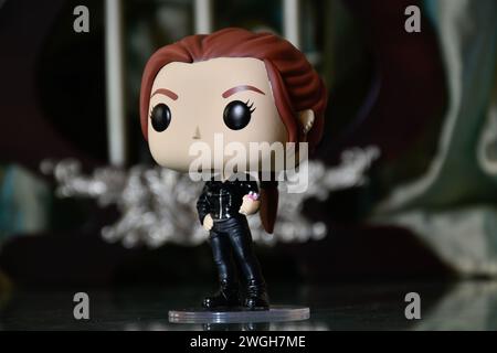 Funko Pop action figure del supereroe Marvel Avengers, spia Black Widow Natasha Romanoff. Colonne, palazzo scuro, pavimento riflettente, tenda verde. Foto Stock