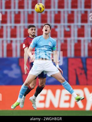 Jorgen Strand Larsen della RC Celta duelli per il pallone con Alejandro catena di CA Osasuna durante il LaLiga EA Sports match tra CA Osasuna e RC CE Foto Stock