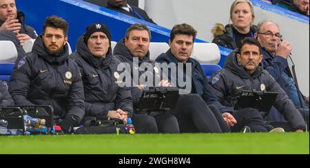 Londra, Regno Unito. 4 febbraio 2024 - Chelsea contro Wolverhampton Wanderers - Premier League - Stamford Bridge. Il manager del Chelsea Mauricio Pochettino e il suo staff, Jesus Perez (a destra), Toni Jimenez (secondo da sinistra), Miguel D'Agostino (centro) e Sebastiano Pochettino (a sinistra). Crediti immagine: Mark Pain / Alamy Live News Foto Stock