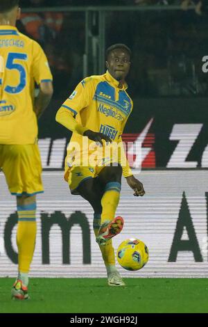 Foto Fabrizio Corradetti/LaPresse 03 febbraio 2024 Frosinone, Italia - Frosinone calcio vs AC Milan - Campionato italiano di calcio serie A TIM 2023/2024 - Stadio Benito stirpe nella foto: Demba Seck (Frosinone calcio); 3 febbraio 2024 Frosinone, Italia - Frosinone calcio vs AC Milan - Campionato Italiano di calcio di serie A 2023/2024 - Stadio Benito stirpe. Nella foto: Demba Seck (Frosinone calcio); Foto Stock