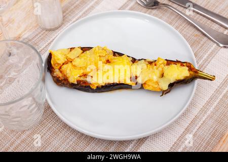 Metà melanzana cotta gratinata con formaggio Foto Stock