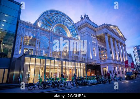 Paul Hamlyn Hall, una struttura in vetro e metallo adiacente alla Royal Opera House che serve come spazio di ricevimento con un ristorante e champagne bar, Lon Foto Stock