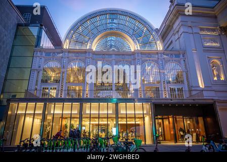 Paul Hamlyn Hall, una struttura in vetro e metallo adiacente alla Royal Opera House che serve come spazio di ricevimento con un ristorante e champagne bar, Lon Foto Stock