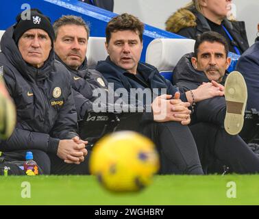 Londra, Regno Unito. 4 febbraio 2024 - Chelsea contro Wolverhampton Wanderers - Premier League - Stamford Bridge. Il manager del Chelsea Mauricio Pochettino e il suo staff, Jesus Perez (a destra), Toni Jimenez (secondo da sinistra), Miguel D'Agostino (centro) e Sebastiano Pochettino (a sinistra). Crediti immagine: Mark Pain / Alamy Live News Foto Stock