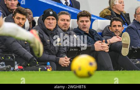 Londra, Regno Unito. 4 febbraio 2024 - Chelsea contro Wolverhampton Wanderers - Premier League - Stamford Bridge. Il manager del Chelsea Mauricio Pochettino e il suo staff, Jesus Perez (a destra), Toni Jimenez (secondo da sinistra), Miguel D'Agostino (centro) e Sebastiano Pochettino (a sinistra). Crediti immagine: Mark Pain / Alamy Live News Foto Stock