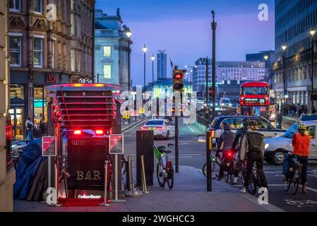 Ora di punta a Strand e Waterloo Bridge, Londra, Inghilterra, Regno Unito Foto Stock