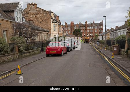 Regent Street, Portobello, Edimburgo, Scozia, Regno Unito. 5 febbraio 2024. Le limitazioni al parcheggio cambiano a causa dell'installazione di doppie linee gialle su alcune strade di Portobello, a causa del fatto che i conducenti parcheggiano parzialmente su marciapiedi e la nuova legge sui parcheggi su marciapiedi sta iniziando ad essere applicata. In seguito la strada è diventata troppo stretta, con i veicoli parcheggiati su entrambi i lati della strada per veicoli più grandi come i vigili del fuoco e i rifiuti del consiglio per il transito degli autocarri colletari. Credito: Newsandmore/alamy notizie in diretta. Foto Stock