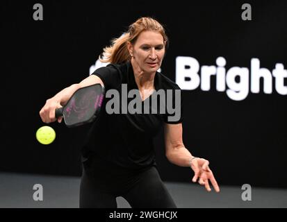 Hollywood Florida, Stati Uniti. 4 febbraio 2024. Steffi Graff suona durante il Pickleball Slam 2 all'Hard Rock Live tenutosi al Seminole Hard Rock Hotel & Casino il 4 febbraio 2024 a Hollywood, Florida. Crediti: Mpi04/Media Punch/Alamy Live News Foto Stock