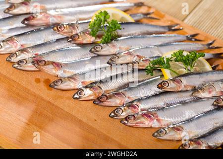 Acciughe europee sottaceto con limone e verdure Foto Stock