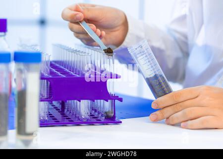 analisi chimica biologica di campioni di terreno laboratorio agricolo Foto Stock