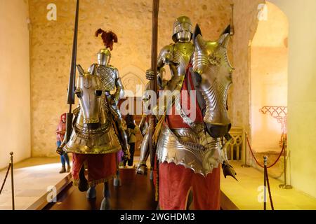 Cavalieri con armatura a cavallo ad Alcazar de Segovia, Spagna Foto Stock