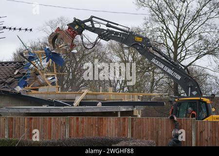 I lavori continuano a demolire un blocco di piscine termali non autorizzato nella casa di Hannah Ingram-Moore, la figlia del defunto capitano Sir Tom Moore, a Marston Moretaine, Bedfordshire. Data foto: Lunedì 5 febbraio 2024. Foto Stock