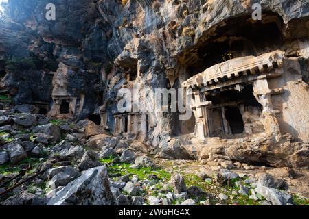 Camere sepolcrali in roccia nell'antica città Licia di Pinara, Turchia Foto Stock