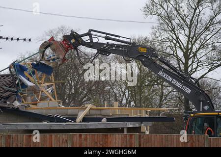 I lavori continuano a demolire un blocco di piscine termali non autorizzato nella casa di Hannah Ingram-Moore, la figlia del defunto capitano Sir Tom Moore, a Marston Moretaine, Bedfordshire. Data foto: Lunedì 5 febbraio 2024. Foto Stock