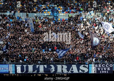 Napoli, Italia. 4 febbraio 2024. Foto Alessandro Garofalo/LaPresse 04 febbraio 2024 Napoli, Italia sport calcio Napoli vs Verona - Campionato di calcio serie A TIM 2023/2024 - stadio Diego Armando Maradona nella foto: tifosi Napoli 4 febbraio 2024 Napoli, Italia calcio sportivo Napoli vs Verona - Campionato Italiano A TIM 2023/2024 - Stadio Diego Armando Maradona. Nella foto: Tifosi Napoli credito: LaPresse/Alamy Live News Foto Stock