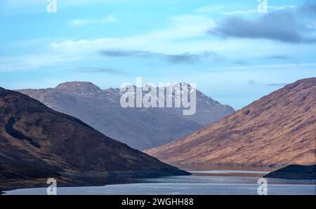 Costa occidentale della Scozia, Loch Quoich e le montagne intorno a Kinloch Hourn in inverno Foto Stock