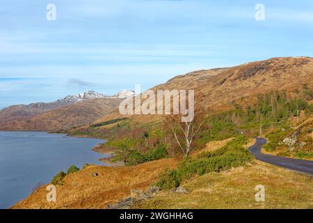 Costa occidentale della Scozia, Loch Quoich e la strada a binario unico per Kinloch Hourn Foto Stock