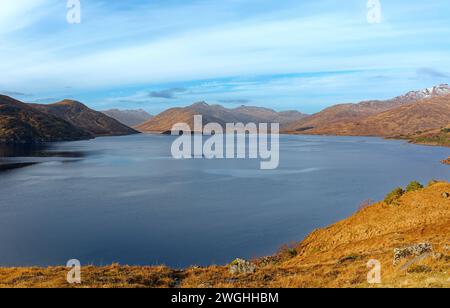 Costa occidentale della Scozia, Loch Quoich e vista verso le montagne intorno a Kinloch Hourn in inverno Foto Stock