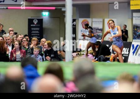 Marie-Laurence Jungfleisch (VfB Stuttgart, Frauen, 5) beim Anlauf, anlaufen, Einzelbild, Einzelfoto, Aktion, Action, 02.02.2024, Weinheim (Deutschland), Leichtathletik, riunione, Hochsprung Gala 2024 Foto Stock