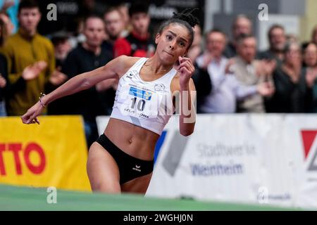 Ella Obeta (LG Eckental, Fauen, 10) beim Anlauf, anlaufen, Einzelbild, Einzelfoto, Aktion, Action, 02.02.2024, Weinheim (Deutschland), Leichtathletik, riunione, Hochsprung Gala 2024 Foto Stock