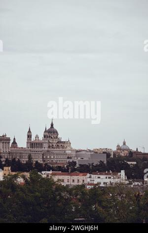 Vista panoramica della cattedrale dell'Almudena a Madrid, in Spagna, il 21 settembre 2021 Foto Stock