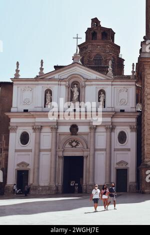 Edificio situato in Plaza del Pilar a Saragozza in Spagna. Il 12 luglio 2022 Foto Stock