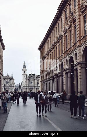 Strada affollata nel centro di Torino in Italia. L'8 maggio 2022 Foto Stock