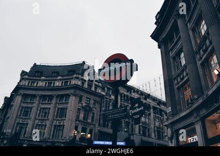 Tipico palo della metropolitana con edifici sullo sfondo a Londra, Inghilterra, il 24 ottobre 2017 Foto Stock