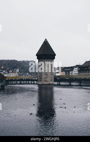 Famoso ponte pedonale della città di Lucerna in Svizzera il 20 novembre 2019 Foto Stock