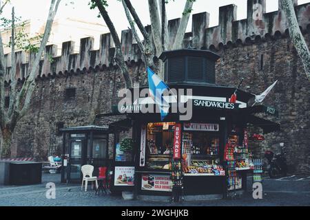 Piccolo chiosco situato nel centro di Roma in Italia il 17 aprile 2017 Foto Stock