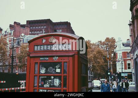 Tipica cabina telefonica nel centro di Londra, Inghilterra, il 25 ottobre 2017 Foto Stock