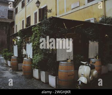 Piccolo ristorante situato nel quartiere Trastevere a Roma, Italia il 17 aprile 2017 Foto Stock