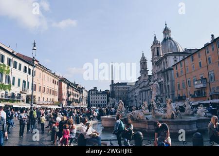 Piazza Navona affollata di persone a Roma, Italia, il 15 aprile 2017 Foto Stock