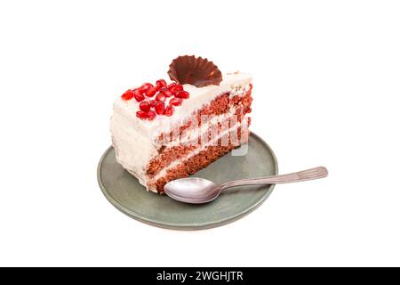 Fetta di torta in velluto rosso su un piatto di ceramica, isolata su bianco Foto Stock