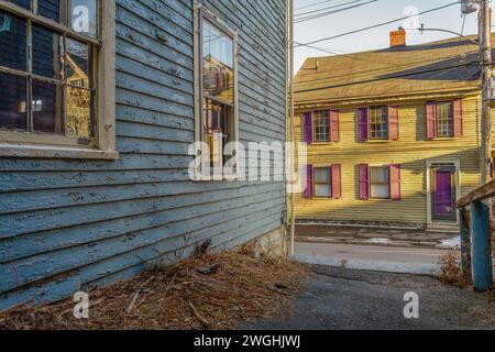 Marblehead, Massachusetts, Stati Uniti - 15 febbraio 2023; quartiere del centro città con case storiche e strade affascinanti. Foto Stock