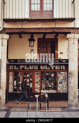 Uomo che cammina di fronte a un vecchio negozio di souvenir a Logroño a la Rioja, in Spagna, il 20 ottobre 2021 Foto Stock