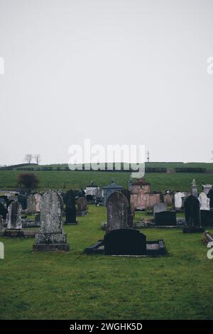 Vecchio cimitero di una piccola città nel nord dell'Irlanda, il 20 novembre 2019 Foto Stock